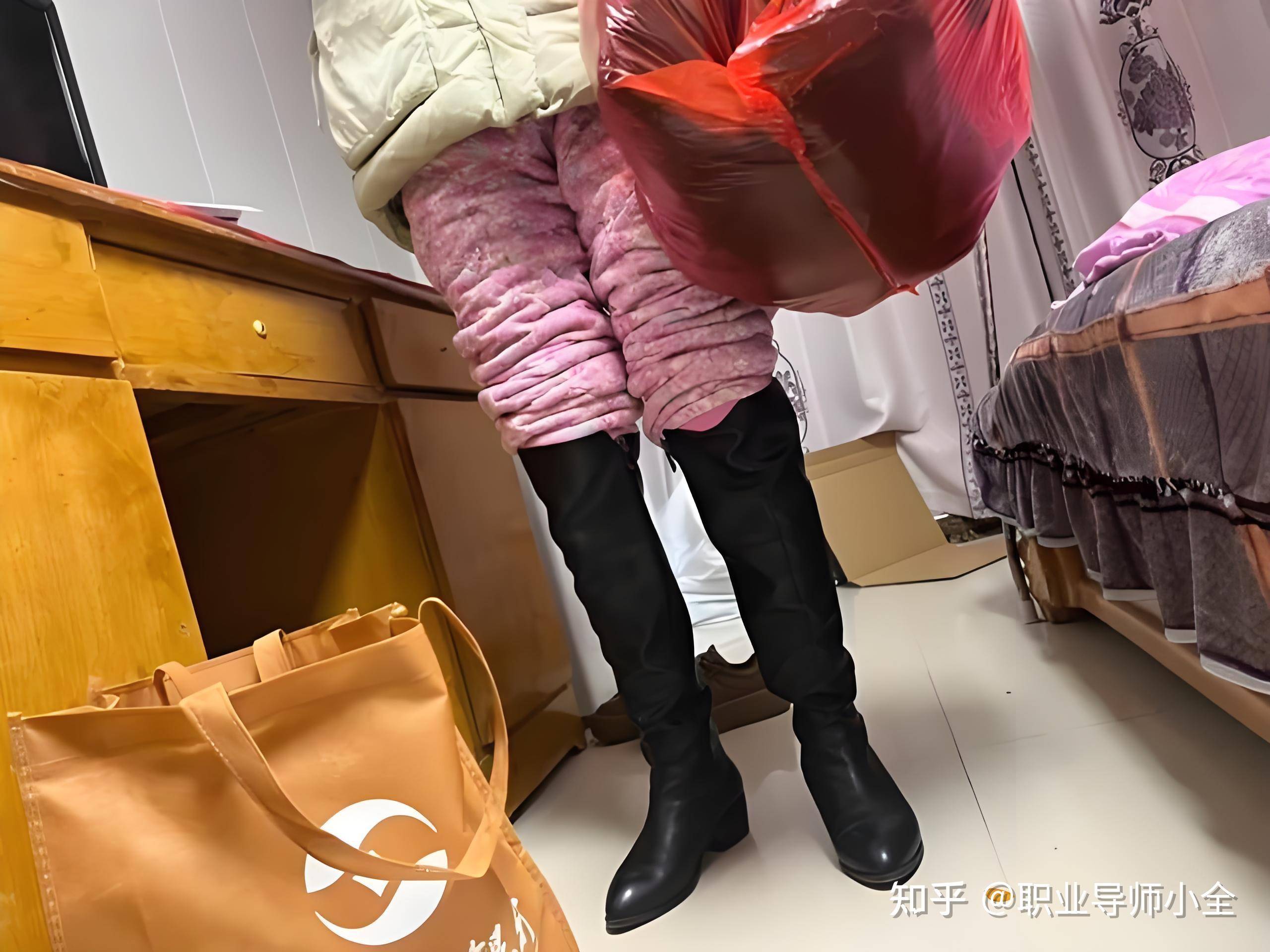 「上班恶心穿搭」潮热度不减，年轻人故意穿丑衣服上班，是反抗职场规训，还是自我保护策略？  第2张